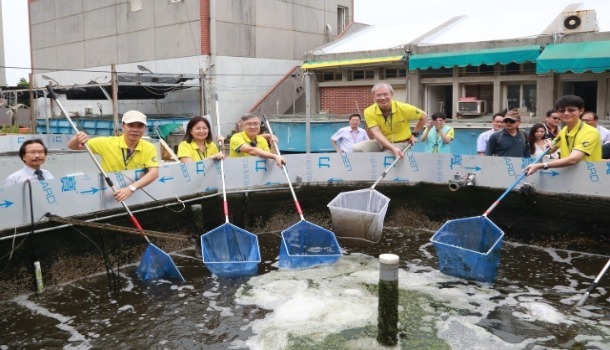 Saving power and labor using smart technology: AI shrimp farming system producing healthy shrimpsImage